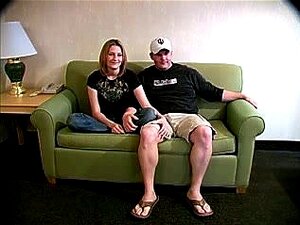 coppia di ragazzi scopa sul divano