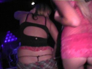 Garotas Dançando Sacanagem No Bar Do Bairro Local Para Lingerie Noite Porn
