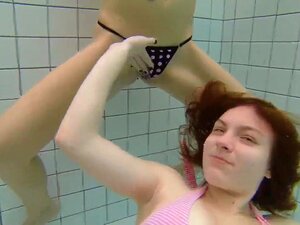 Adolescentes A Três Sexo Divertido Na Água Da Piscina Velho Feliz Porn