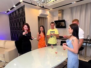 Gli scambisti hanno un'orgia fatta in casa alla festa di Capodanno