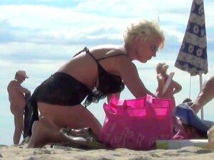 La vita a Cap Day Beach in una calda giornata estiva