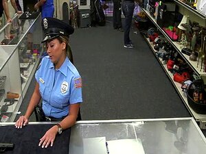 Bunda Grande Polícia Mulher Recebe Nua Em O Loja E Fodido Duro Porn