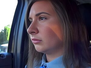 Una provocante agente trova conforto in compagnia di uomini dotati nel suo stimolante ufficio. Sperimenta l'emozione della seduzione pubblica e assapora il gusto della sua appassionata maestria.