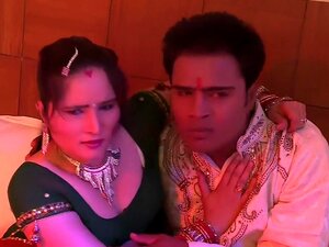 Noite De Lua-de-mel Bhabhi, Estes Recém-casados Não Gostariam De Partilhar Os Seus Vídeos De Lua-de-mel Com Os Novos Sogros. A Must Watch Short Softcore Indian Movie! Porn