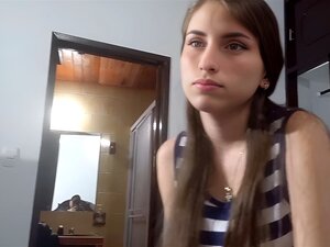 La mia sorellastra gode del mio cazzo nella cabina della famiglia acquisita, vengo dentro