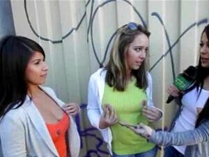 Estranho Reality Show De TV Tem Meninas Entrevistando Pessoas Na Rua Porn